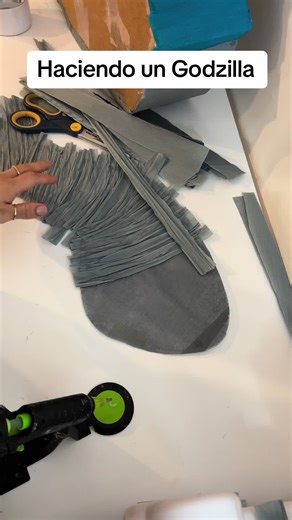 Cómo hacer un disfraz de Godzilla y una piñata paso a paso