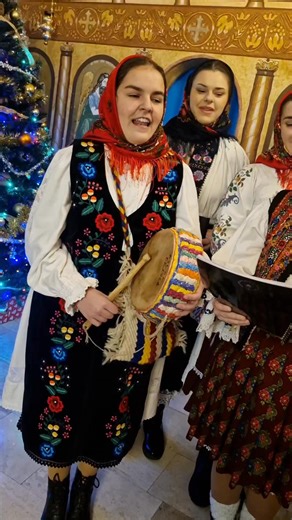 ✨ Grupul de colindători ASCOR Oradea a adus vestea Nașterii Domnului în Biserica Ortodoxă din satul Cuieșd, comuna Brusturi, la invitația părintelui paroh Claudiu Tabără. 🎶🙏 Un moment plin de lumină și bucurie, care a încălzit sufletele celor prezenți. 🎄💫 | Oradea24.ro