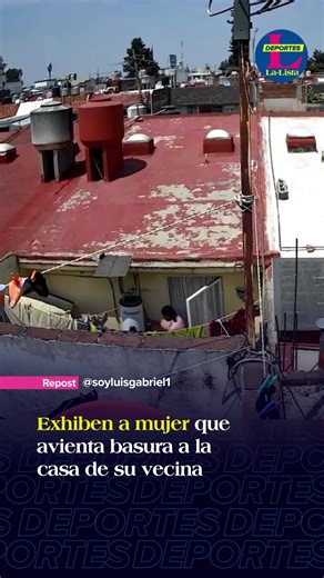 Vecinos que nadie quisiera tener: una mujer exhibió en redes sociales a su vecina, quien arroja basura a su casa por encima de la barda. La afectada señala que esta situación es recurrente. Los hechos fueron grabados en Privada Italia, colonia Las Hadas.