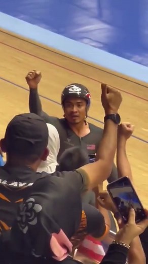 9.4K views · 57 reactions | Datuk Azizulhasni Awang syukur raih pingat EMAS acara keirin dalam saingan final ACC 2023! Shah Firdaus juga memenangi pingat GANGSA di acara yang sama berlangsung di Velodrom Nasional Nilai. #AsianTrackChampionships2023 #ACC2023 | GEGAR | Facebook