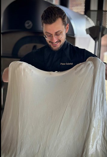 Recette de Pâte à Pizza Pro👇♥️ Pour 60 pizzas de 280g 🍕 Première pâte (Biga)👇 -1350ml d’eau fraîche 💦 -25 g de levure fraîche -3kg de farine tipo 0 ou de farine forte Attention ne pas pétrir cette pâte ⚠️ (toute l’eau doit être incorporée, la pâte ne doit plus être collante et ressembler à des filaments) Laisser reposer à 18°C pendant 18h. Ou 24h à 48h au réfrigérateur. ❄️ Une fois fermentée, placer la biga tranchée dans le pétrin, puis ajouter : -7kg de farine tipo 00 🌾 -3650ml d’eau fraîc