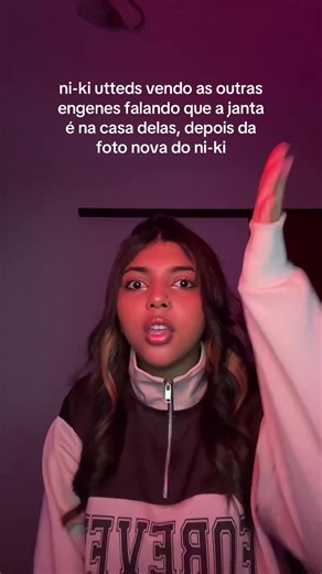 Ni-ki mostrando o abs e reação dos membros: cena após a foto nova