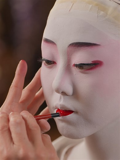 Pro Techniques:Traditional Japanese Stage Makeup#explore#japan #japaneseculture#craftsmanship 【Traditional Japanese makeup artist 顔師 Kaoshi】 顔師：神田光修（Makeup artist：Mitsunaga Kanda） 日本舞踊家：花柳貴伊那（Model：Kiina Hanayagi）