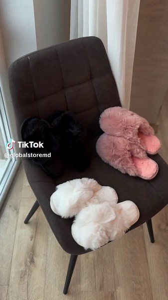 La Global Store găsești papucei de cameră pentru toată familia! Avem modele variate, atât pentru adulți, cât și pentru copii, la prețuri accesibile. Alege confortul și stilul potrivit pentru zilele petrecute acasă. Te așteptăm să descoperi colecția noastră #globalstore #reducerimari #preturimici #totulpentrufamiliamea #chisinaumoldova🇲🇩 #moldova #balti #decorcraciun #brazichisinau #globuridecraciun #farfurii #papucidecasa #papucidecamera🔥