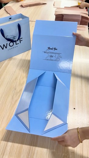 Designed for Impact.Engineered for Efficiency.Redefining Luxury with The Ultimate Flat-Pack Magnetic Box for Discerning Europe’s Premium Fashion Brands.*Unboxing as Performance—A unique,magnetic fold-out experience.*Slash 90% on storage & shipping costs.*Bold Brand Identity.—Vibrant full color printing & eye catching UV logo.*Conscious Luxury—Minimalist design,sustainable materials.*Branding Perfected:End-to-end customization for an iconic identity.*Your Strategic Partner: OEM&ODM expertise prov