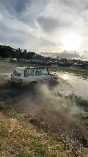 FestivalExtremo4x4 on Instagram: "Un leve Apretón jajaja Festival Extremo 4x4 #offroad #toyota #maracay #jeep #viral"