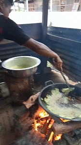 Bahan Utama dan Adonan Bayam segar: 1 ikat atau sekitar 100 gram, cuci bersih dan iris kasar. Wortel: 1-3 buah, potong korek api halus (opsional, untuk tambahan sayur). Tepung terigu: sekitar 13-16 sendok makan. Tepung beras: 3-5 sendok makan (agar hasil lebih renyah). Air: secukupnya, untuk melarutkan adonan hingga kekentalan yang pas. Telur: 1 butir (opsional, bisa membuat adonan lebih lembut). Daun bawang dan seledri: secukupnya, iris halus. #bakwandaunbayam #fyp #dapur | Rio Irwandy