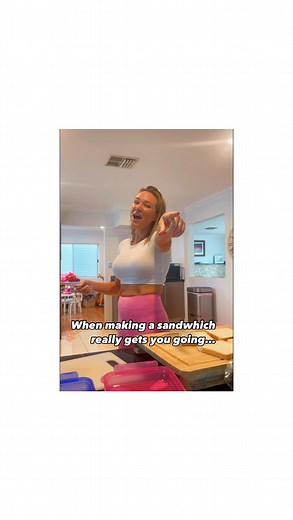 When school lunches really get you going. Follow for more lunch box Karaoke sessions #ihavenothing #singerdj #lunchboxkaraoke #goldcoastmusic #mumlife #mumsofinsta #whitneyhouston | Lauren K Hyland