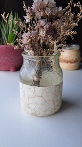 ♻️ Otra idea para reutilizar frascos ♻️ Te traigo una hermosa propuesta para decorar frascos o botellas de vidrio. ¡Es súper fácil y el resultado es increíble! Materiales que vas a necesitar: Un frasco de vidrio limpio y seco (asegúrate de quitarle cualquier grasa con alcohol). Pintura a la tiza en color blanco o manteca. Craquelador de dos componentes. Primero aplica el componente A y deja secar. Luego, coloca el componente B y deja secar. Betún a la cera. Una vez seco el craquelador, aplica un