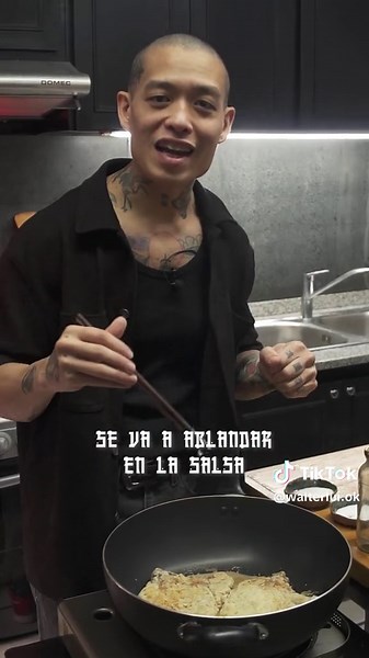 Como les va chinis? hoy les traigo otra receta deliciosa, 猪 (Zhū) 排 (pái) 饭 (fàn) ó CHULETAS DE CERDO CON ARROZ. Como ya saben, a mi me gustan las salsas bien poderosas así que vamos a ponerle mucha cebollita en pluma🧅, jengibre en fetitas gruesas🫚, así las pueden retirar si quieren, y verdeo. Al cerdito le vamos a dar unos golpecitos primero para ablandarlo un poco y luego lo vamos a marinar como ustedes ya saben chinis😎. 👉🏽 Extra super tip: si les gusta dejarle la grasita al churrasquito,