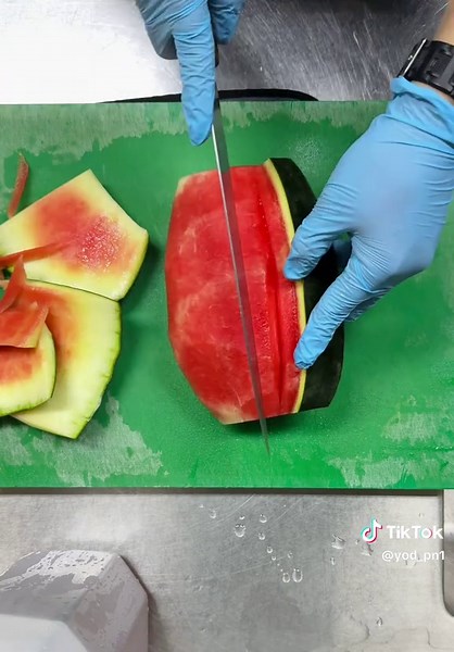 เทคนิคการปอกแตงโมแบบโรงแรมที่คุณต้องลอง