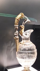 Un paseo por el Tesoro del Delfín Vídeo en directo desde la sala 79B del #MuseodelPrado sobre el Tesoro del Delfín, llamado así porque perteneció al Gran Delfín Luis de Francia. Su hijo, Felipe de Anjou, lo heredó y lo trajo a España durante su reinado como Felipe V | Museo Nacional del Prado