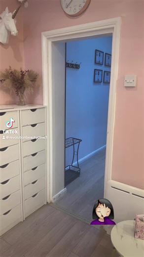 Revolution Beauty Clinic ltd (@revolutionbeautyclinic1)’s videos with one of us is gonna have to change - xoxoclips