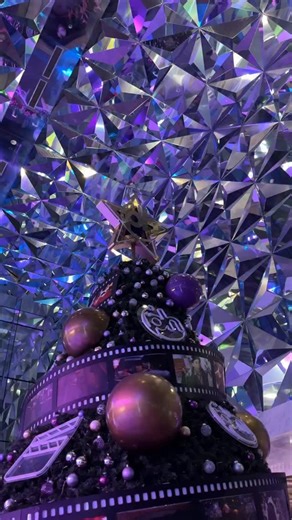 ✨ The holidays have officially taken the spotlight at Planet Hollywood Cancun by Royalton! Our tree lighting ceremony lit up the night with magic, sparkle, and movie-worthy moments. 🎄✨ Thank you for being part of this celebration that kicks off the brightest season of the year. ⭐️ - ✨ ¡La temporada más brillante del año ya está aquí! Nuestro encendido del árbol llenó la noche de magia, luces y momentos dignos de Hollywood. 🎄✨ Gracias por acompañarnos y hacer que cada chispa brillara aún más. ⭐