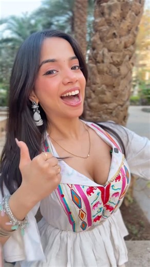 Muskan Karia on Instagram: "Gulabi dudh se yaad aaya🫣 🥛 hilana kahete hai milk shake, i have 1 ❤️ only u can take🥰 when I talk about this drink, it is honestly one of the best milkshakes I’ve had 😩 the fact that bhai yeh el Gulabi Rang ka drink with dudu 🥺🥺 mai toh fidaaa huu🙂‍↔️ Aaj kuch zyada hi shayari kar rahi hu😩 Its imported all the way from sweden 🇸🇪 and firangi cheezo me(aur logo me) kafie shauq paal rakhe hai, lekin videsi se better toh swadeshi🥰 The fact that this bottle of