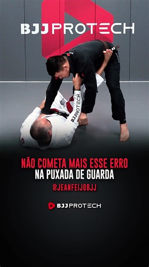 🔥NÃO COMETA ESSE ERRO NA PUXADA DE GUARDA. No vídeo de hoje, o professor @jeanfeijobjj corrige um erro muito comum entre iniciantes: puxar para a guarda dando aquela pancada com as costas no chão. Mais do que “sentar”, o ponto aqui é como você puxa para a guarda. Os ajustes fundamentais são: 1️⃣ Pegada firme na gola — para quebrar a postura do adversário antes da descida 2️⃣ Sentar reto em direção ao calcanhar — e não na diagonal 3️⃣ Controle do movimento — evitando impacto nas costas e perda d