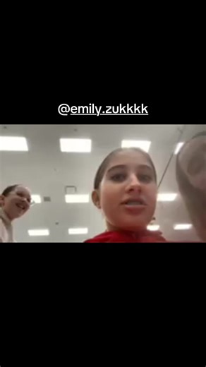 Omg the gum smacking is so annoying @emily.zukkkk @✝️Ian✝️ @⚾️NolanSmith🏒