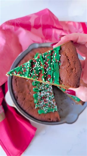 *RECIPE* Why is there no Gingerbread Person emoji?? I love a good skillet cookie, don’t you? This gingerbread and white chocolate version gives me all the holiday feels. I used @wiltoncakes tip 104 to pipe this simple ribbon style tree and added holiday sprinkles. So easy! Save this video for the recipe! Gingerbread skillet cookie 1/2 cup unsalted butter, at room temp, plus more for pan 1 cup granulated sugar 1/3 cup molasses (not blackstrap) 1 large egg, at room temp 2 1/4 cups AP flour 2 tsp g