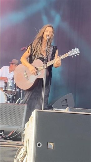 Kasey Chambers LIVE…Sandstone Point Hotel Queensland Australia 🇦🇺. The Captain #australianmusic