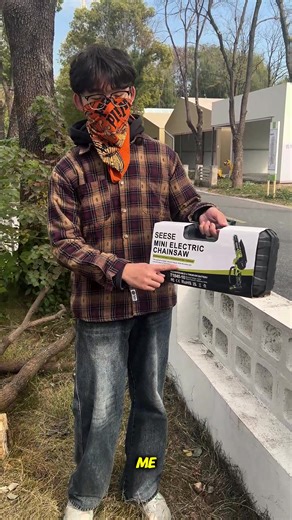 A gift he’ll genuinely appreciate#tiktokshopholidayhaul #6inchchainsaw #saw#smallchainsaw #minichainsaw