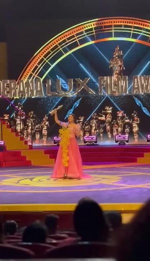 Nayanathara Wickramaarachchi Wins Lux Glowing Star at Eighth Derana Lux Film Awards 2023