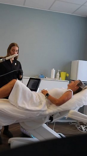 1.1M views · 3.8K reactions | Her er 3 grunde til, at kvinder vælger intimopstramning:  Mindsker tørhed, som ofte opstår med alderen  Hjælper mod urinlækage – så du slipper for at tisse i bukserne  Giver øget selvtillid og bedre velvære i det intime liv | Studio A | Facebook