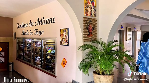 Bienvenue à l’Hôtel Sarakawa, le lieu où élégance et confort se rencontrent au cœur de Lomé. Laissez-vous séduire par notre façade emblématique et préparez-vous à vivre une expérience inoubliable. #hotelsarakawa #lomé #togo #HôtellerieDeLuxe #accueilchaleureux #séjourInoubliable #tourismetogo #hôtel4étoile #togolais228🇹🇬