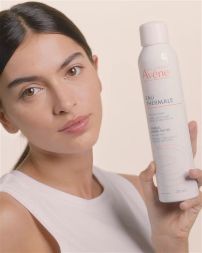 Verão quente? A pele grita por alívio 💦 A Água Termal Avène refresca, acalma e ajuda a fixar a maquilhagem, sem ressecar. Reforça a barreira da pele e proporciona conforto imediato. Perfeita para pele sensível e segura para toda a família. | Eau Thermale Avène