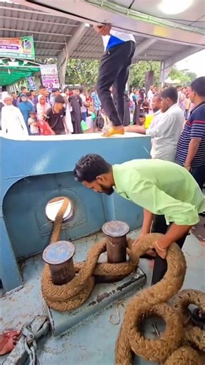 This man stop ship help of rope 🤯