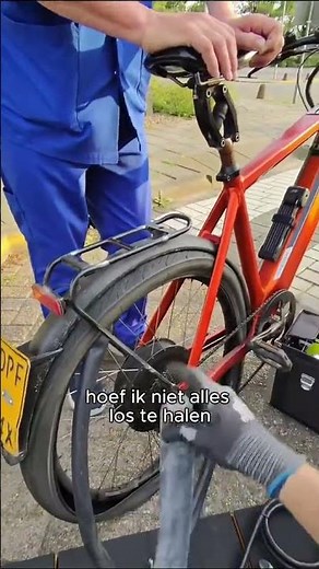 Een lekke band bij een e-bike al altijd een uitdaging. Helemaal als hij overal lek is. #wegenwacht
