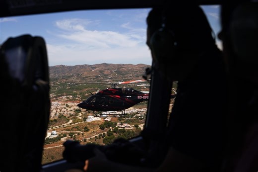 Disfrutar de Málaga a vista de pájaro: la nueva tendencia que llega a la Costa del Sol. La compañía aeronáutica World Aviation Helicopters (World Aviation) ofrece experiencias VIP en sus exclusivos helicópteros para recorrer y conocer el litoral e interior la provincia malagueña. La opción más económica de esta compañía son sus tours turísticos por la costa de Málaga de 200 euros en un vuelo de unos 20 minutos. Más información y fotos del paseo, en este enlace: https://www.laopiniondemalaga.es/m