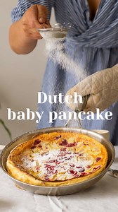 Dutch baby pancake 💃 ✨ Palačinka pečená v troubě ✨ Nafouknutá jako UFO ✨ Hodí se do ní skoro jakékoliv ovoce ✨ Rozhodně udělá velké wow nejen v sobotu ráno Znáte? Upečte si ji se mnou 👋. Celý recept najdete v mé kuchařce Neobyčejné snídaně 📚 | Buchta v troubě