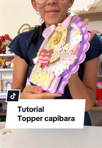 Tutorial topper CAPI BIRTHDAY Realizamos desde cero este proyecto. Elaboramos cada uno de los elementos decorativos y el personaje principal en capas. 👏🥳 Puedes encontrarlo en el link que está en mi perfil en formato Studio y SVG. #tutorial #tutorialtopper #topper #crafts #persobalizados #manualidades #papeleriacreativa #reeltutorial #ideas #pregunta #toppercapibara #capibaraencapas