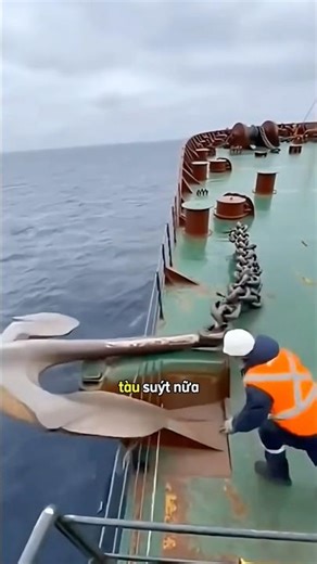 Người đàn ông sai lầm khi làm rơi mỏ neo xuống nước 😱￼ #shortsviral