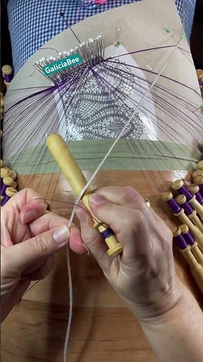 Wait… 🤯 How did you do that? 😆 60 second bobbin lace winding tutorial! #bobbinlace #fiberart