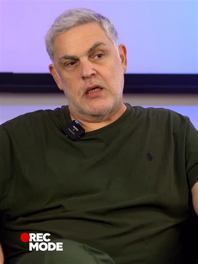 Ο Αντώνης Λουδάρος μας μίλησε για τα παιδικά του χρόνια και την κλίση του στα καλλιτεχνικά - πριν χάσει τη μητέρα του και χρειαστεί να αλλάξει επίσης και τη ζωή του. Θυμάται πως ήταν το τελευταίο παιδί μιας πολυμελούς οικογένειας και αρκετά μικρότερο από τα αδέλφια του. Αυτό τον έκανε, όπως λέει, και λίγο «χαϊδεμένο», αλλά και κάπως μοναχικό. Με μεγάλη ηλικιακή απόσταση από τους υπόλοιπους, μεγάλωσε κυρίως στο σπίτι με τους γονείς του, την ώρα που τα αδέλφια του είχαν ήδη ανοίξει τα δικά τους φτ