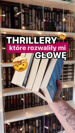 zapisz na później - przyda się, kiedy będziesz szukać książki, która dostarczy Ci silnych wrażeń 😈🤯 Przyciągam jesień myślami, ale moje starania spełzły na niczym 😂 To może, jeśli zacznę czytać więcej thrillerów, to w końcu dostaniemy trochę bardziej mrocznej aury? 👀 Próbuję z tymi polecajkami! 😂 Pytacie mnie czasem o te najlepsze z najlepszych, dlatego wybrałam dzisiaj 5 tytułów, które mocno rekomenduję - zarówno tym, którzy thrillerów czytają dużo, jak i tym, którzy dopiero zaczynają. Dwa
