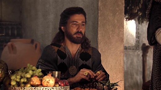 El Rey David Capítulo 23 “Nuestra historia comienza en 1045 a.C. en Belén, territorio Israelita. David tiene 10 años de edad y se está preparando para pastorear el rebaño de ovejas de su padre, Jesé (Isaí). David, siendo el menor, se convierte en el sirviente de la casa, relegado en relación a los demás ya que sus hermanos ocupan una posición privilegiada y de honor en su familia por ser valientes guerreros del Rey Saúl. David crece, y se convierte en un gran pastor, pero continúa siendo amoroso