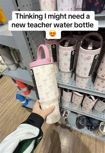 A water bottle that won’t spill when it goes flying off my cart because it gets hit by something in the gym 😍😍 @HYDROJUG has the cutest prints 🤍 #teacher #hydrojug #waterbottle #middleschoolpe #fyp