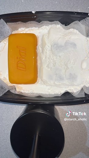 StarchAholic 💓 (@starch_aholic)’s video of cornstarch asmr