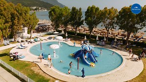 To nasz RAJ DLA RODZIN na #Korfu! Hotel położony tuż przy plaży, na rozłożystym zielonym terenie. Znajdziesz tu 4 baseny ze słodką wodą i zjeżdżalnie wodne! 💙💦 Dla spragnionych błogiego relaksu idealną propozycją może okazać się oferta SPA lub odpoczynek w promieniach słońca. Co powiesz na wakacje #LASTMINUTE? ⏰👇 ✔️Klub Delfinki ✔️Klub OPA! Grecos! Korfu, Hotel Mitsis Messonghi Beach ⭐⭐⭐⭐ ⛱️ już od 4 488 zł/os 🍹 All Inclusive / siedem dni ✈️ Wylot 06.08 z Wrocławia, Rzeszowa, Poznania, Gdans