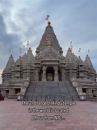 Experience the divine beauty of BAPS Swaminarayan Akshardham! 🙏✨ The magnificent temple showcases centuries of culture, devotion, and architectural brilliance. The intricate carvings, serene surroundings, and the mesmerizing Aarti make it a must-visit. 🕉️#tiktokgofamilystays 🌸 #BAPS #SwaminarayanAkshardham #AkshardhamTemple #DivineBeauty
