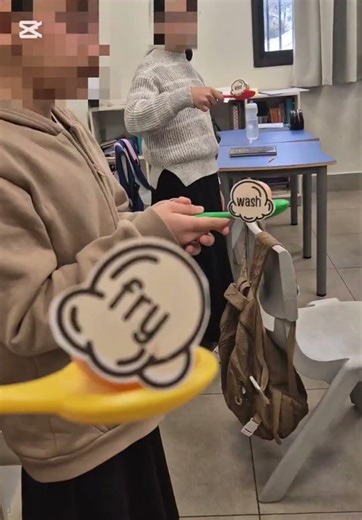 תשכחו משיעורי אנגלית משעממים! ככה נראה שיעור דקדוק כשהוא הופך למרוץ פופקורן תחרותי.