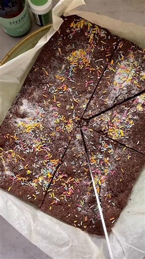 2020s Could Never ✋🏼 You can keep your Pesto Eggs, your Protein Mug Cakes, your Baked Feta Pasta, and your Strawberries & Cream Sandwiches. 80s & 90s Food Trends just hit different. Peanut Butter Marshmallow Fluff, School Puddings with dayglo custards, Chicken & Mushroom Pot Noodles down the stables at the weekend, all the E-numbers! We knew how to live! 🤪 Chocolate Concrete & Green Mint Custard Chocolate concrete Ingredients 270g plain flour 270g granulated sugar 70g cocoa powder 135g salted 