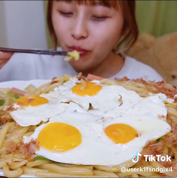 シンプルな焼きうどん10人前を爆食い