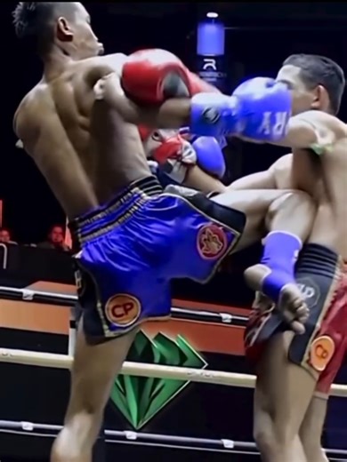 A JOELHADA PEGOU EM CHEIO! 😬🔥 Tempo perfeito, encaixe limpo e impacto certeiro. Lance rápido, técnico e daqueles que fazem todo mundo prender a respiração. Doeu, será? 👀 📹: @bpvenum #MuayThaiNoCombate #MuayThai #Luta