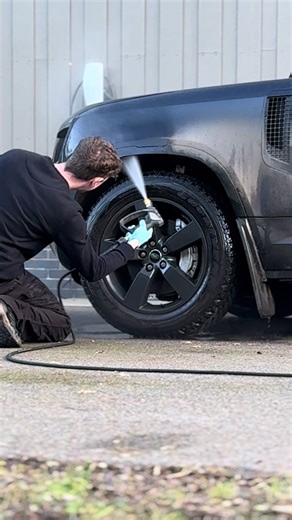 Detailing the worlds dirtiest Defender #valeting #detailing #carvalet #satisfying #mobilevaleting