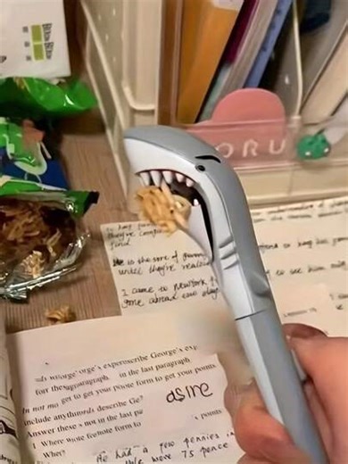 Pix multifuncțional în formă de rechin, cu vârf fin și retractabil, și un design jucăuș. Fabricat din plastic, are un cilindru rotunjit și neted. Ușor și portabil, este ideal atât pentru studenți, cât și pentru profesioniștii din birouri, fiind o alegere excelentă de cadou pentru ocazii precum începutul anului școlar, zile de naștere, Ziua Îndrăgostiților și Anul Nou. | SHEIN