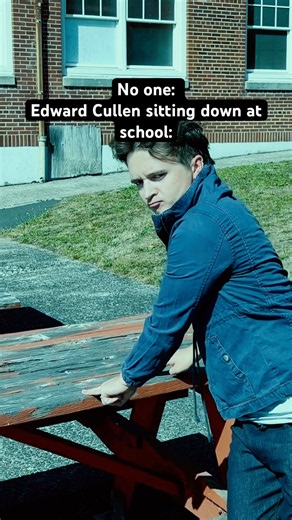 Edward Cullen sitting down at school #twilight #edwardcullen #robertpattinson #hoahoa