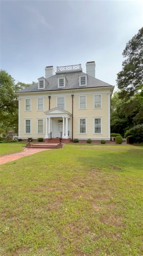 Early Colonial Revival, Goldsboro, NC. 📸 DVF Preservation Nation #oldhouse #architecture #historicpreservation #history #restoration #historic #preservation #colonialrevival #dvfpreservationnation | Preservation Nation - Dustin Van Fleet